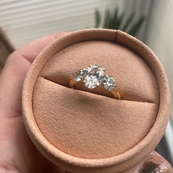 VRAI 3 stone engagement ring. - Picture 5 of 6